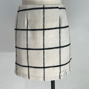 Mini Skirt. Off white with black